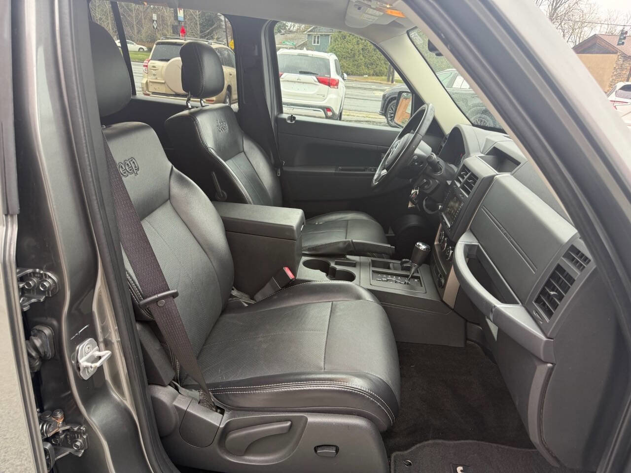 Used 2012 Jeep Liberty Sport image 12