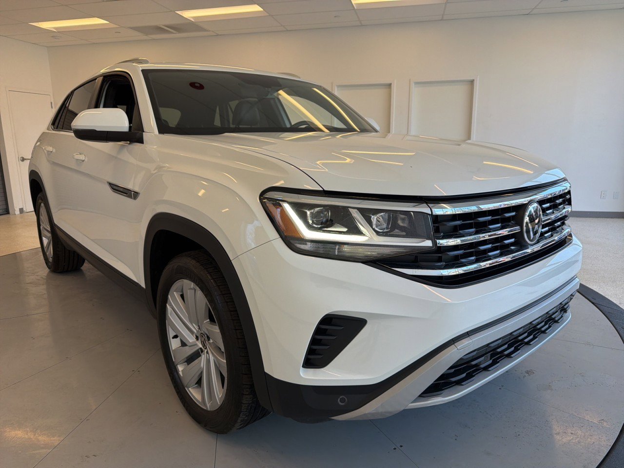 Used 2023 Volkswagen Atlas Cross Sport SE image 1