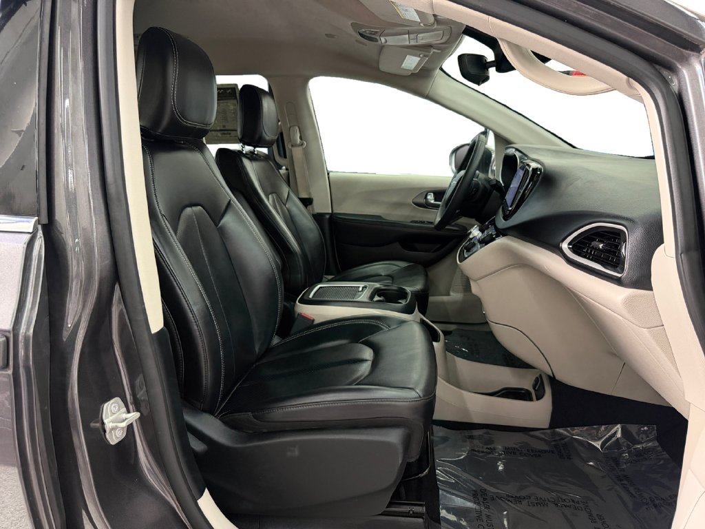 Used 2023 Chrysler Pacifica Touring-L FWD image 17