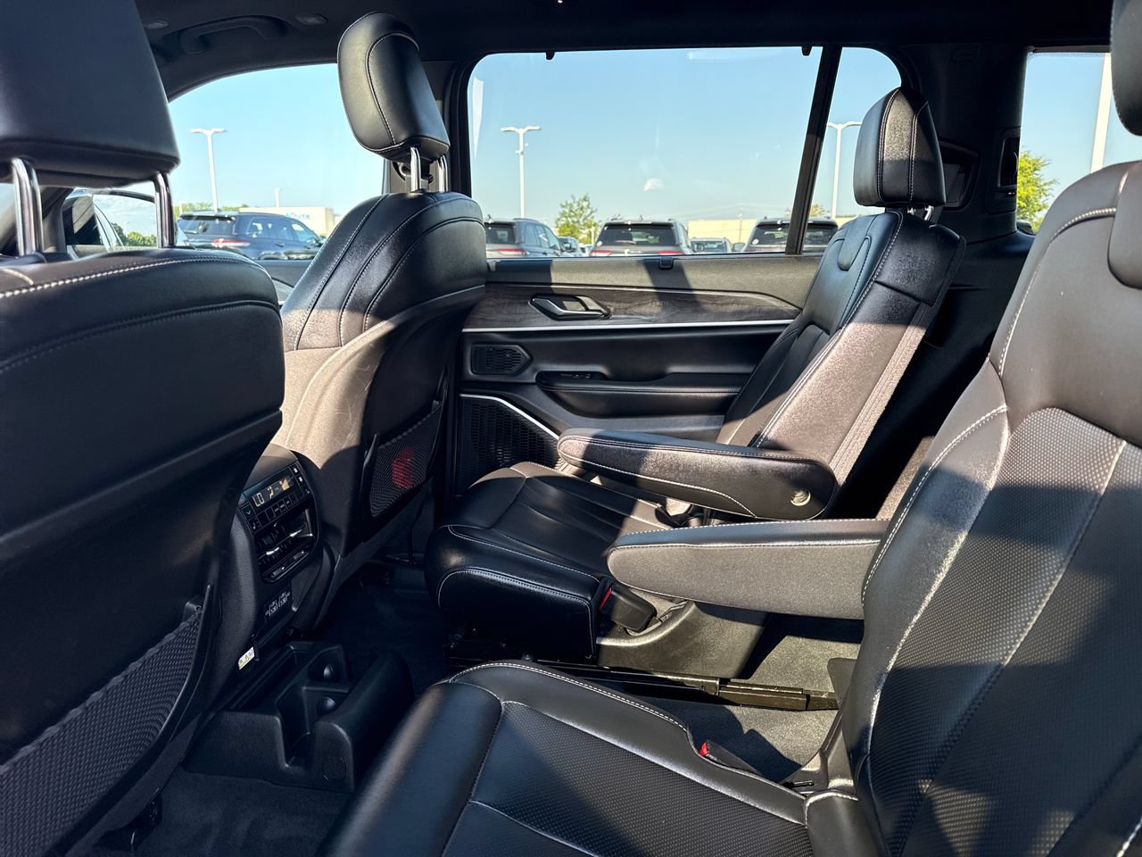 Used 2025 Jeep Grand Cherokee L Limited w/ Luxury Tech Group II AWD/4WD image 13