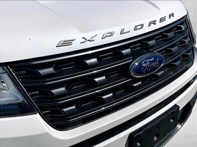 Used 2017 Ford Explorer XLT w/ Equipment Group 202A AWD/4WD image 27