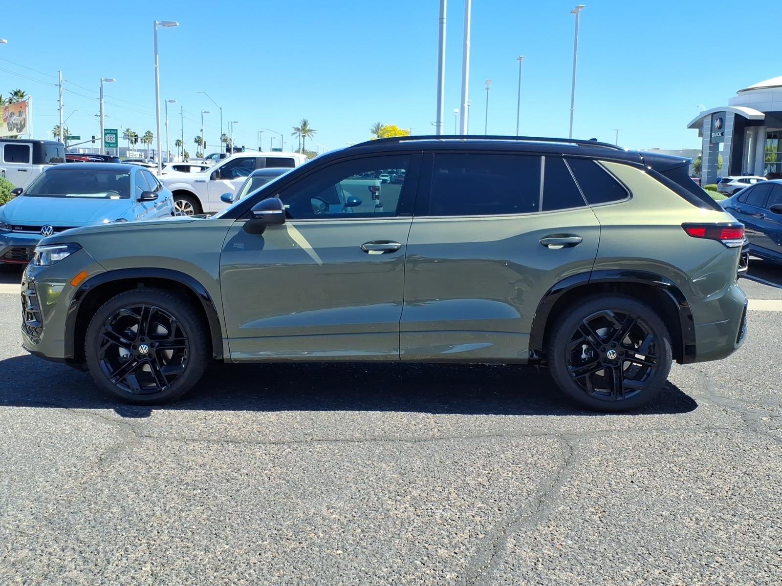New 2026 Volkswagen Tiguan SE R-Line image 3