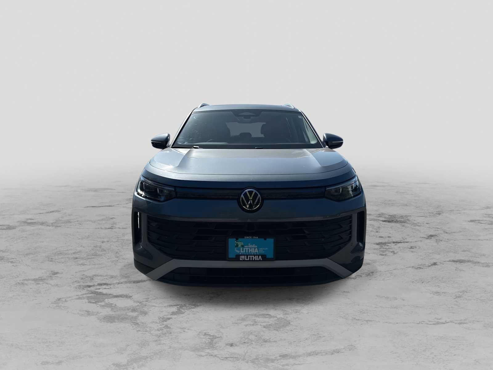 Used 2025 Volkswagen Tiguan SE AWD/4WD image 3