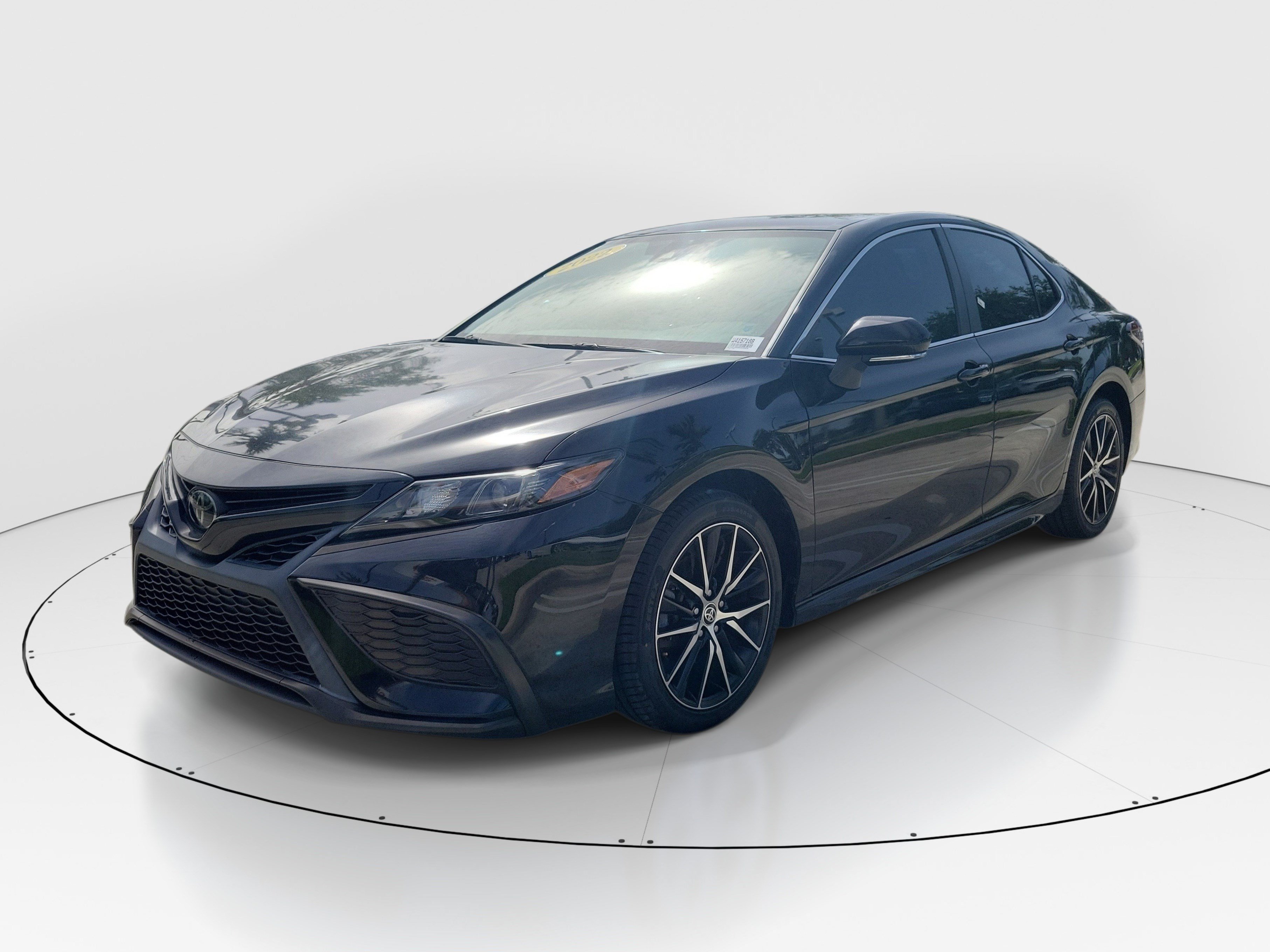 Used 2022 Toyota Camry SE FWD image 3