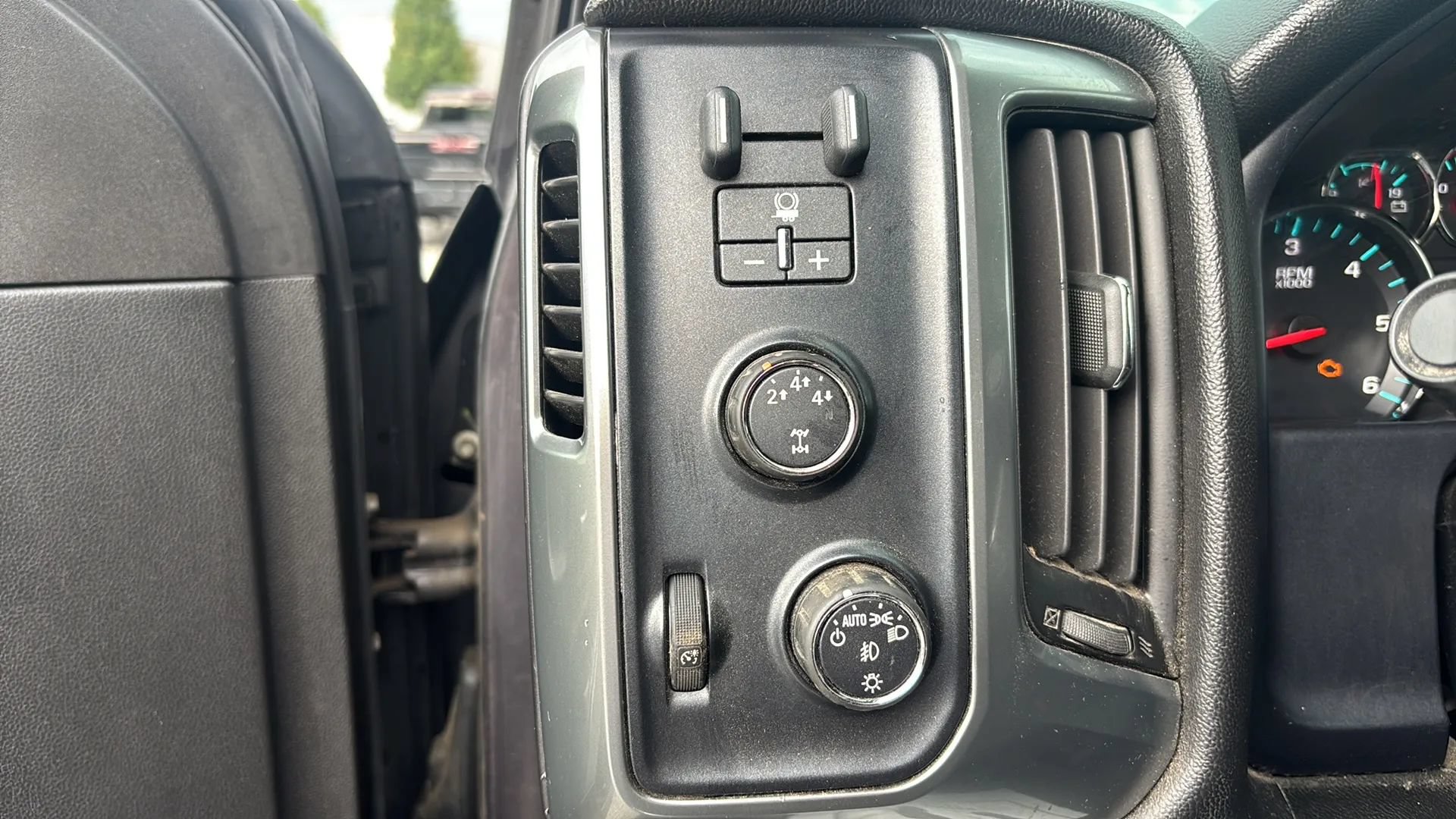 Used 2015 Chevrolet Silverado 2500 LT w/ LT Convenience Package AWD/4WD image 20