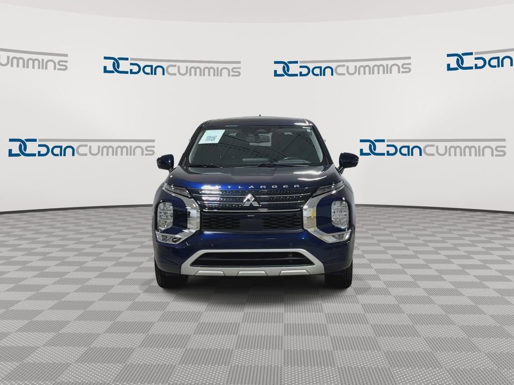 Used 2024 Mitsubishi Outlander SE FWD image 3