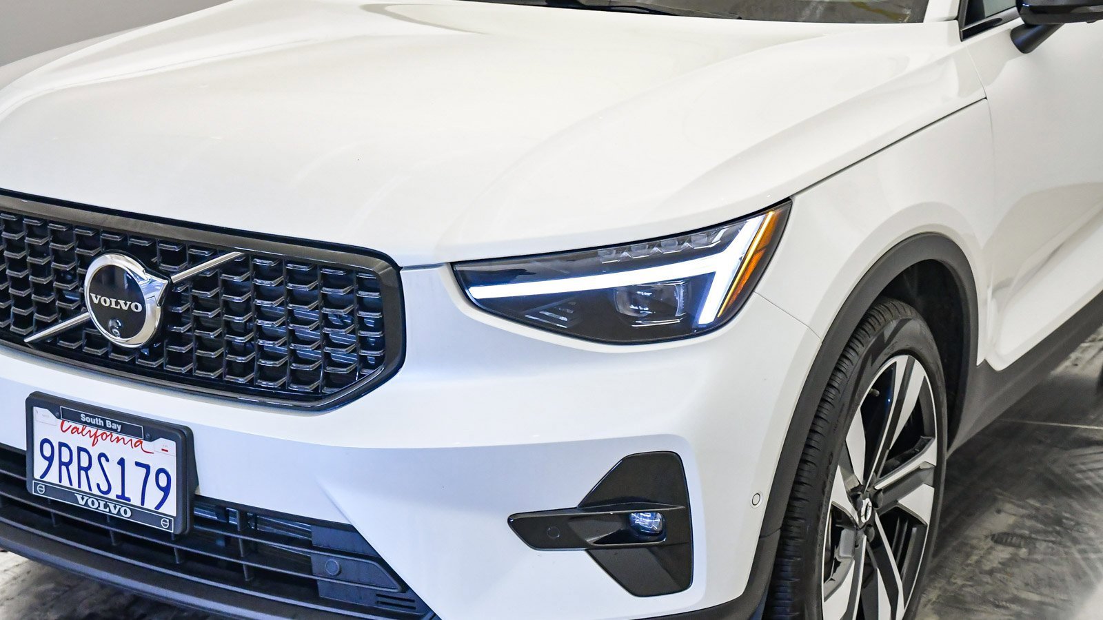 Certified 2025 Volvo XC40 B5 Plus w/ Climate Package image 8