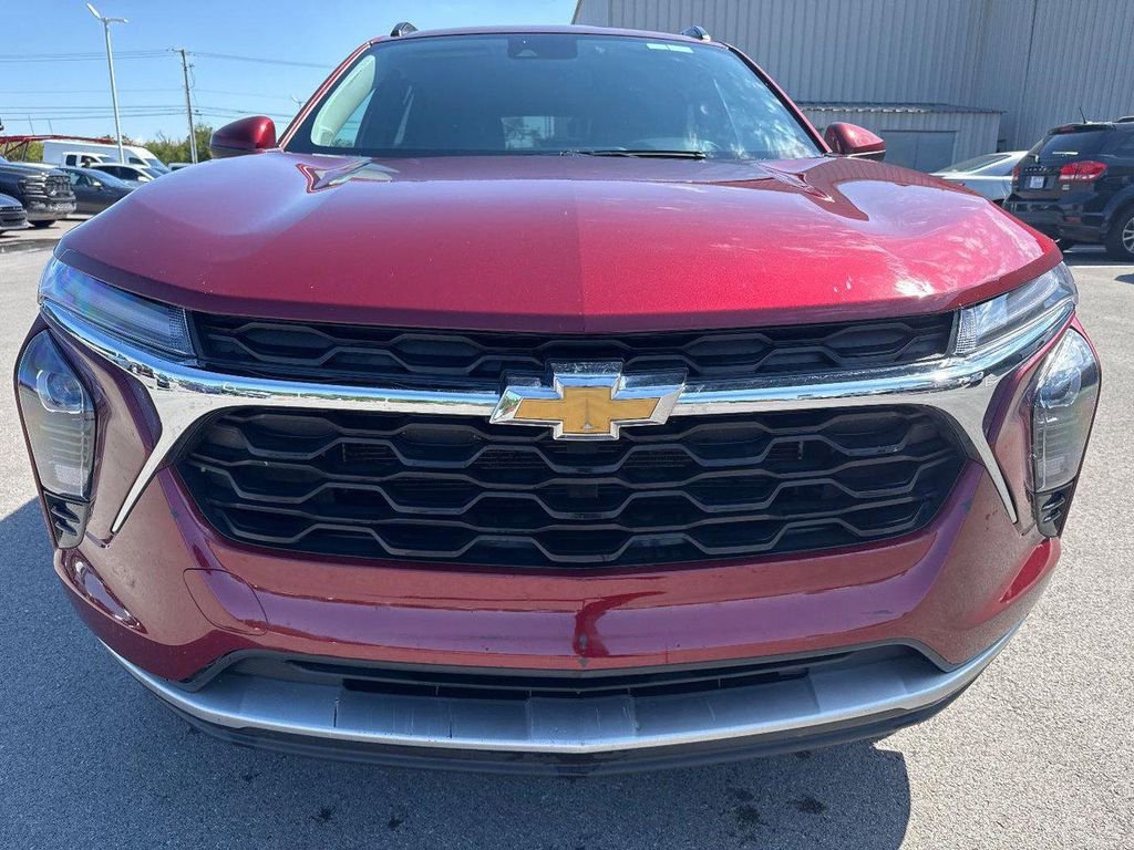 Used 2024 Chevrolet Trax LT image 2