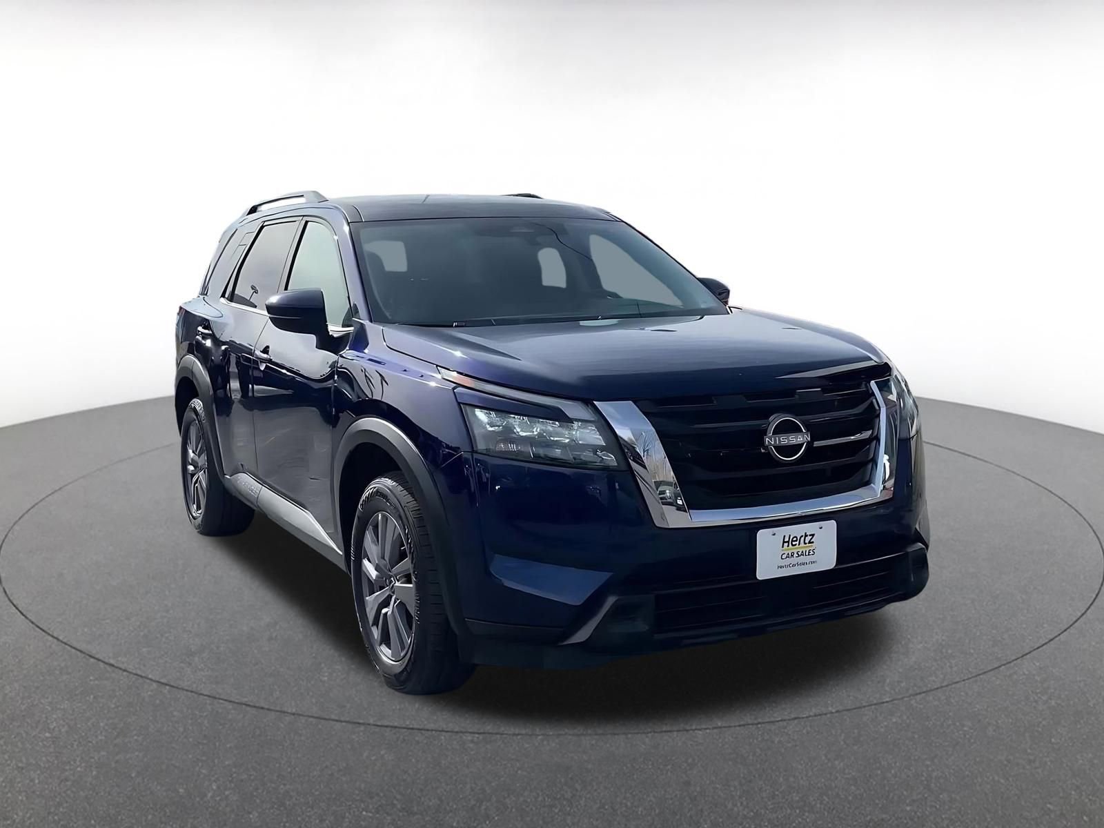Used 2025 Nissan Pathfinder SV image 3