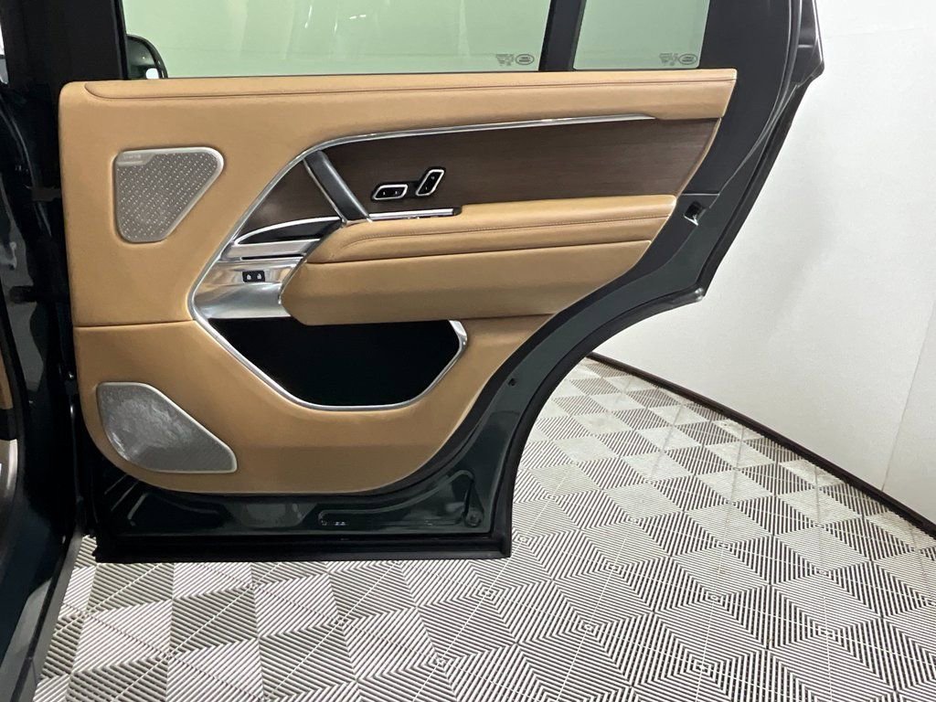 Used 2025 Land Rover Range Rover Long Wheelbase Autobiography image 24