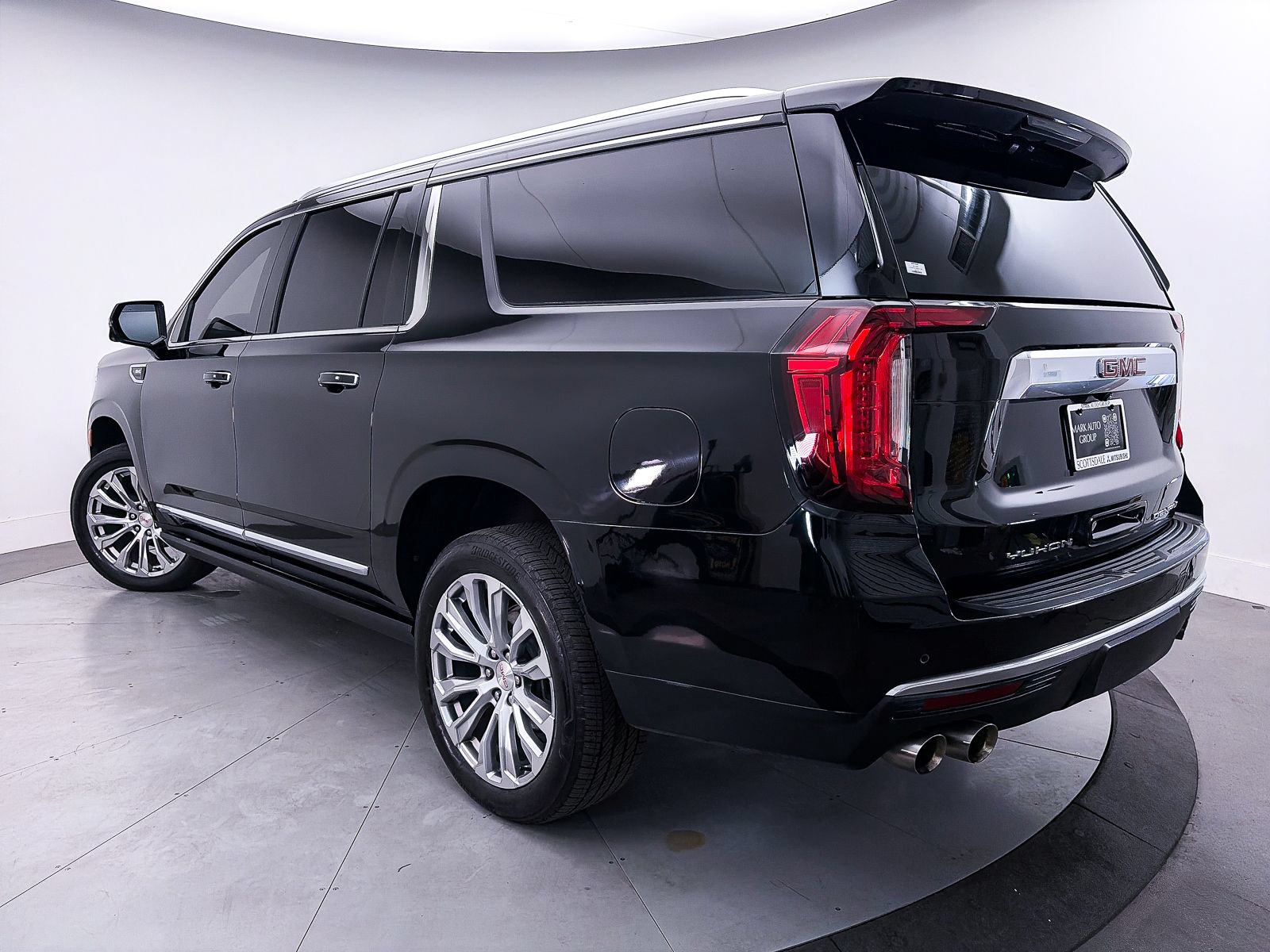 Used 2023 GMC Yukon XL Denali AWD/4WD image 2