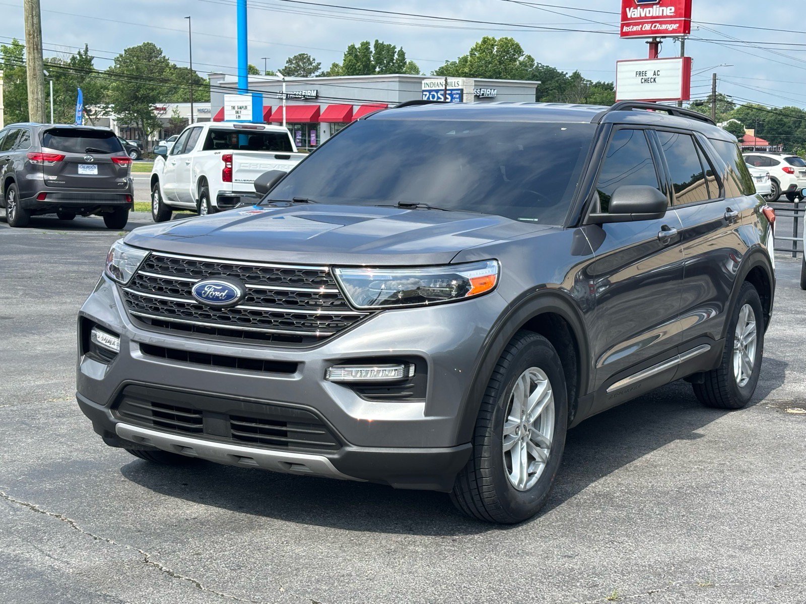 Used 2021 Ford Explorer XLT w/ Equipment Group 202A RWD image 2