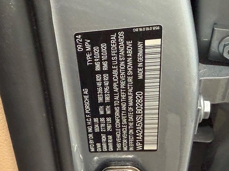 Certified 2025 Porsche Macan AWD/4WD image 27