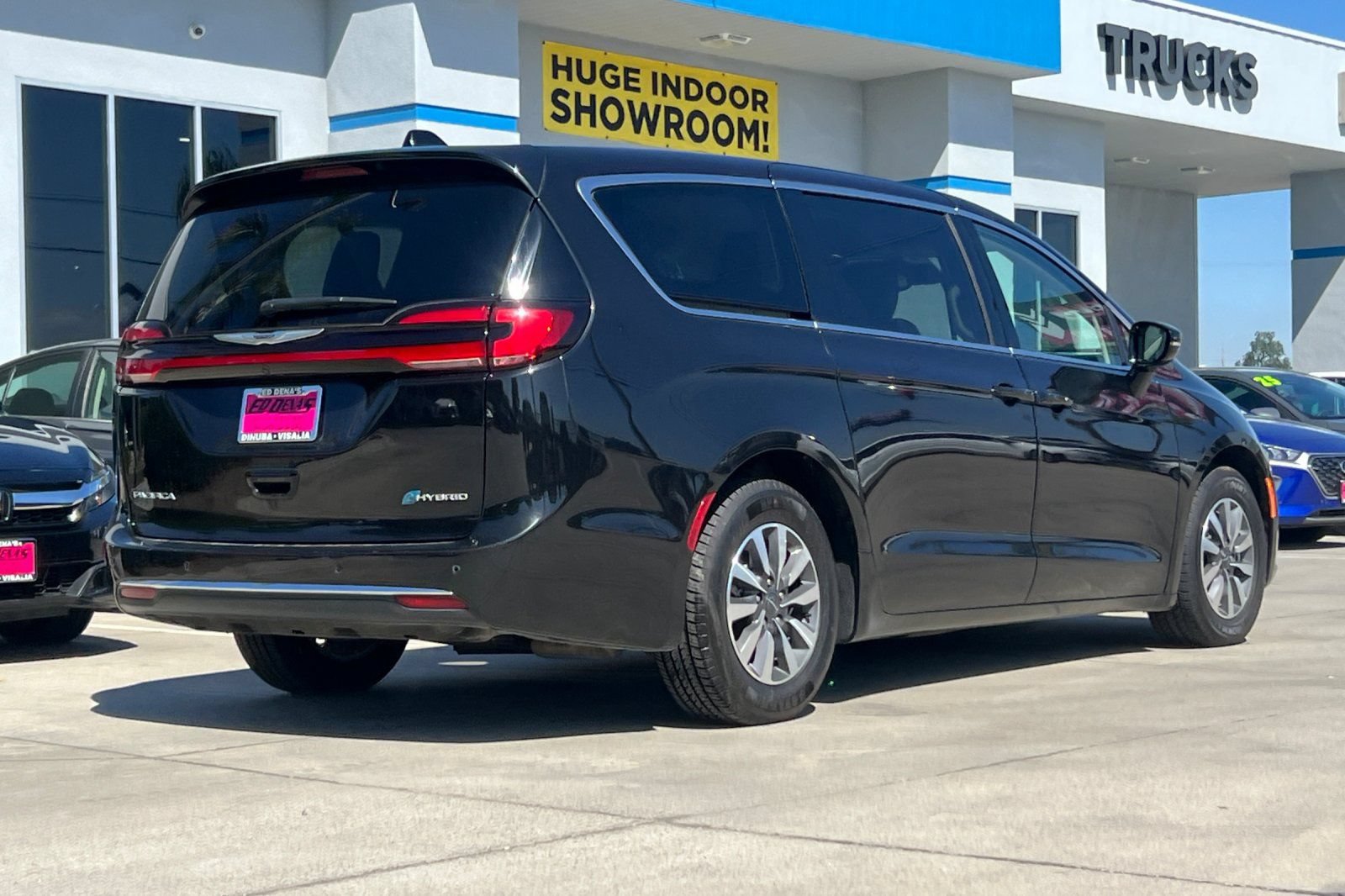 Used 2024 Chrysler Pacifica Limited FWD image 4