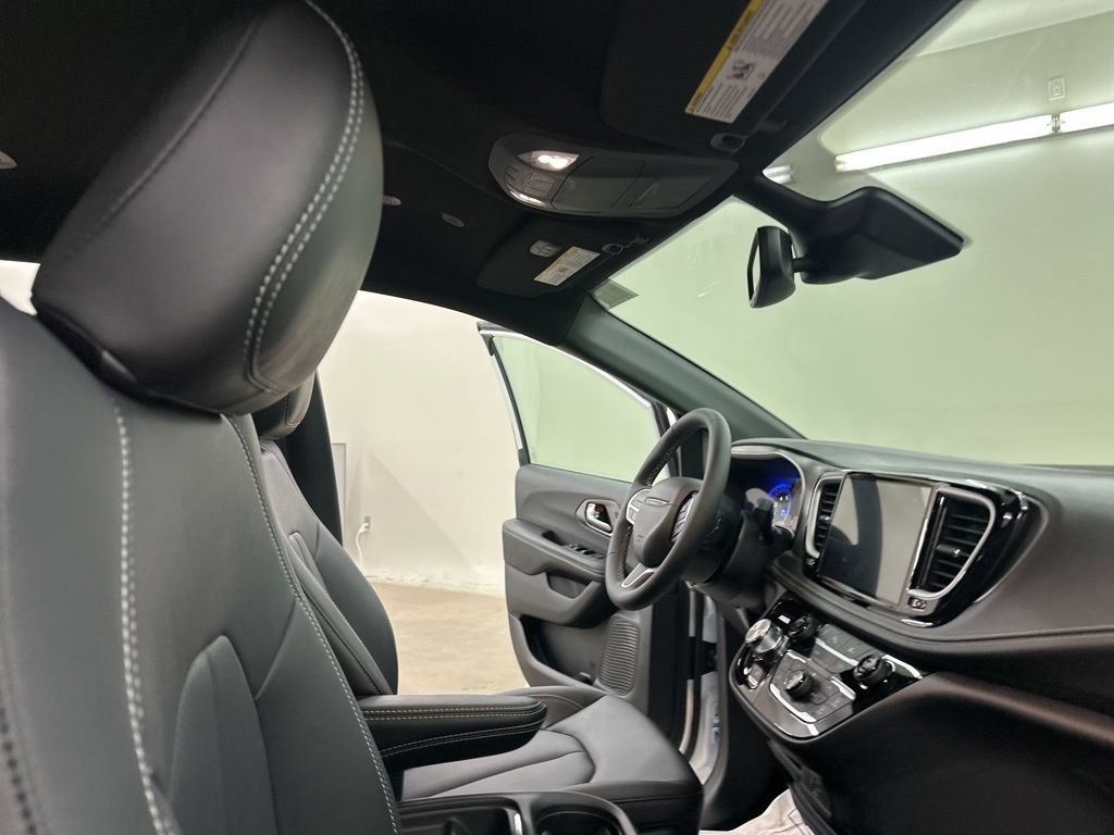New 2027 Chrysler Pacifica Select FWD image 21