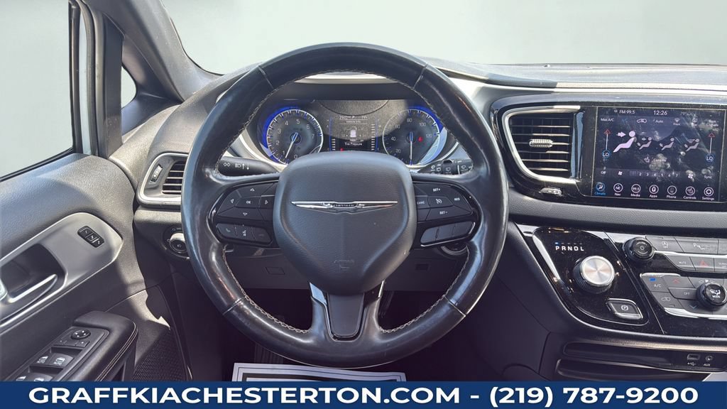 Used 2020 Chrysler Pacifica Touring-L w/ Premium Audio Group FWD image 19