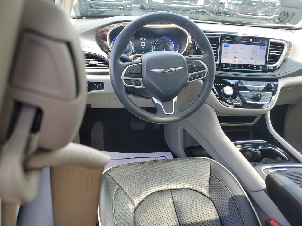 Certified 2023 Chrysler Pacifica Limited FWD image 11