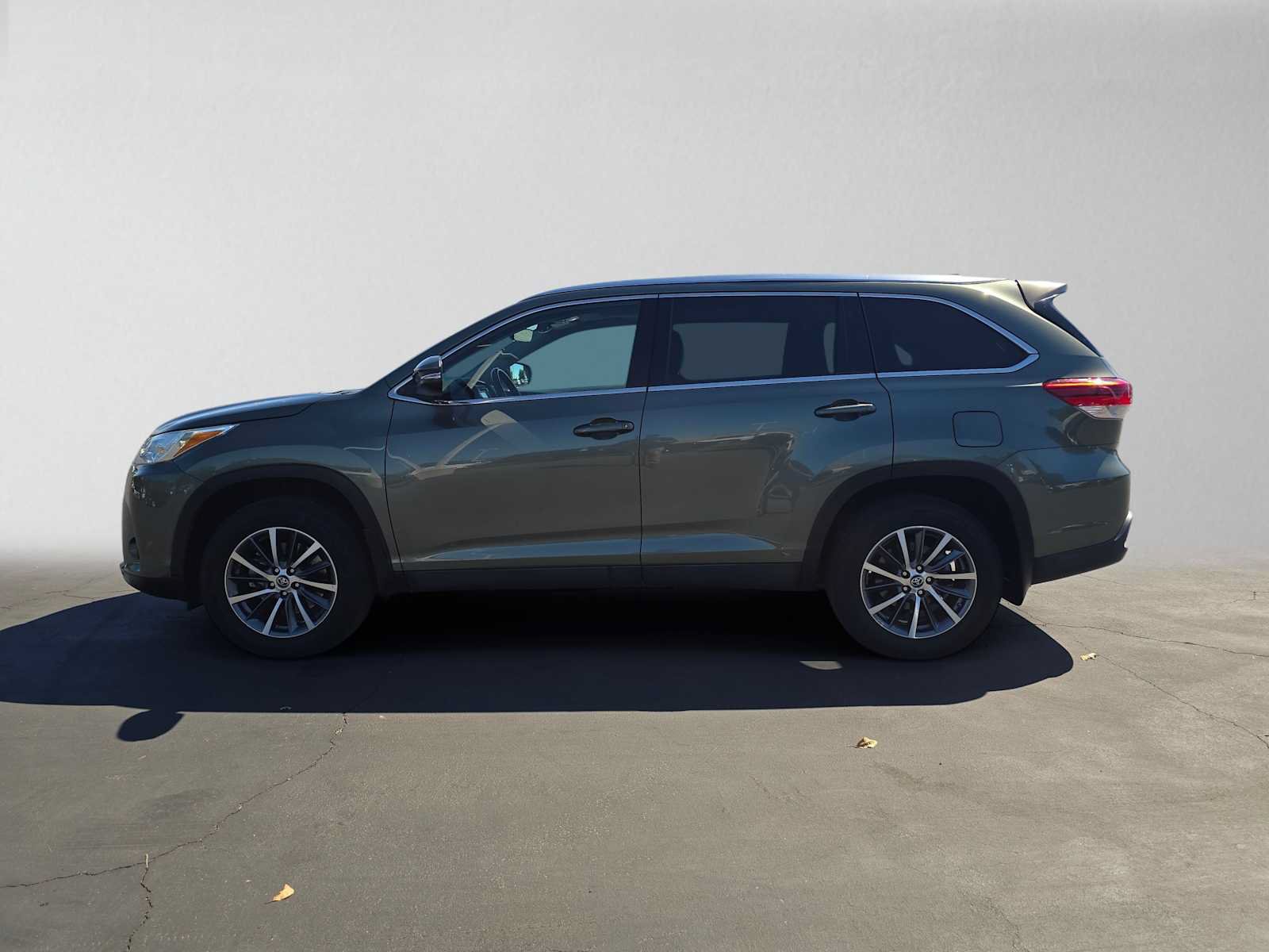 Certified 2019 Toyota Highlander XLE w/ Carpet Mat Package (TMS) AWD/4WD image 6