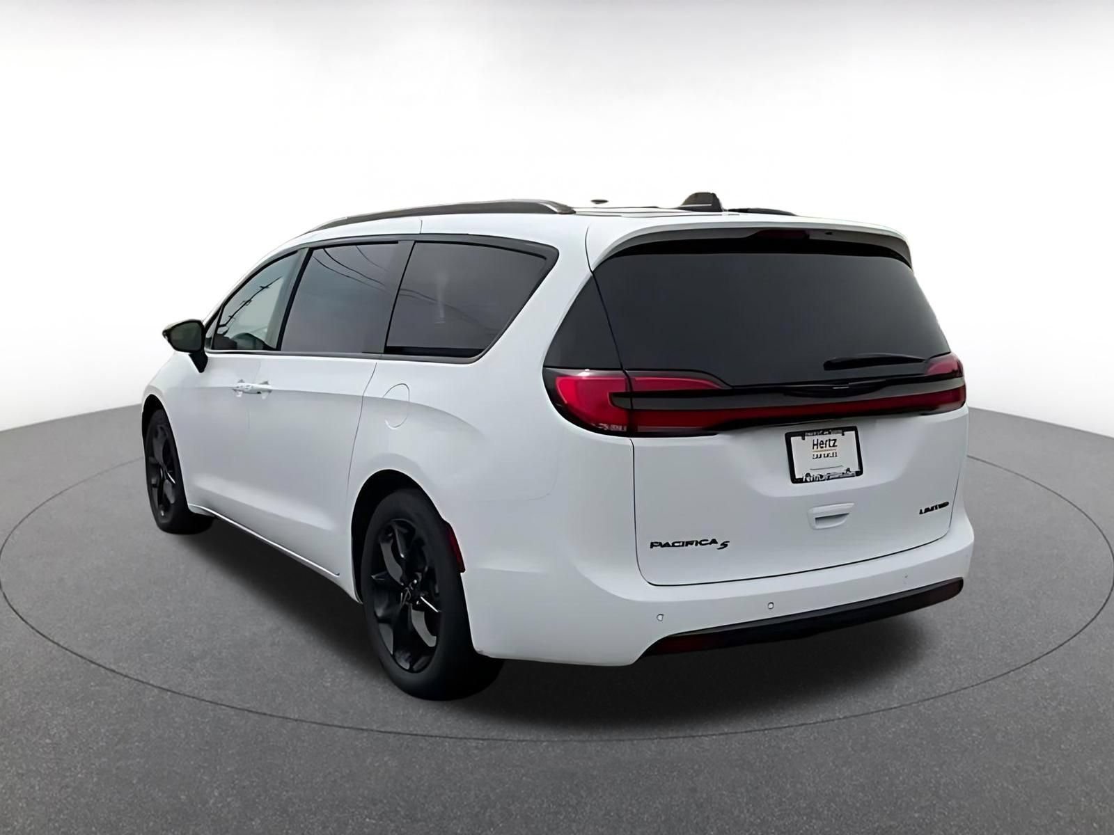 Used 2025 Chrysler Pacifica Limited FWD image 10