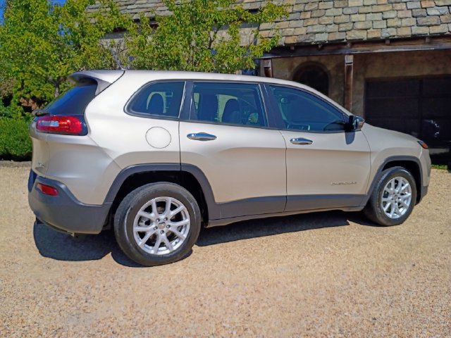 Used 2014 Jeep Cherokee Sport FWD image 12