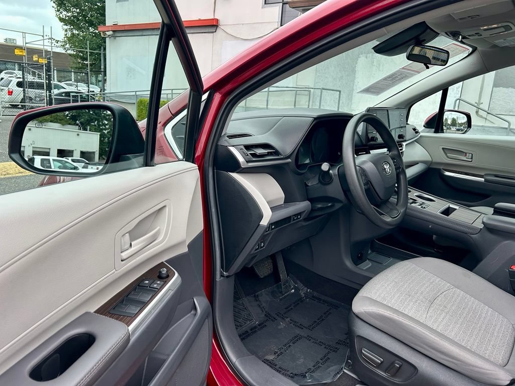 Certified 2024 Toyota Sienna LE AWD/4WD image 9