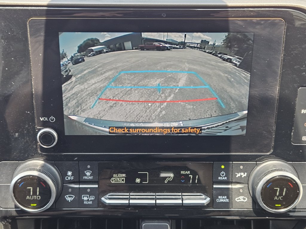 Used 2023 Toyota Highlander LE FWD image 19