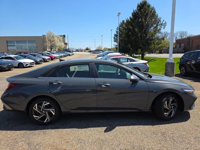 Certified 2025 Hyundai Elantra SEL image 18