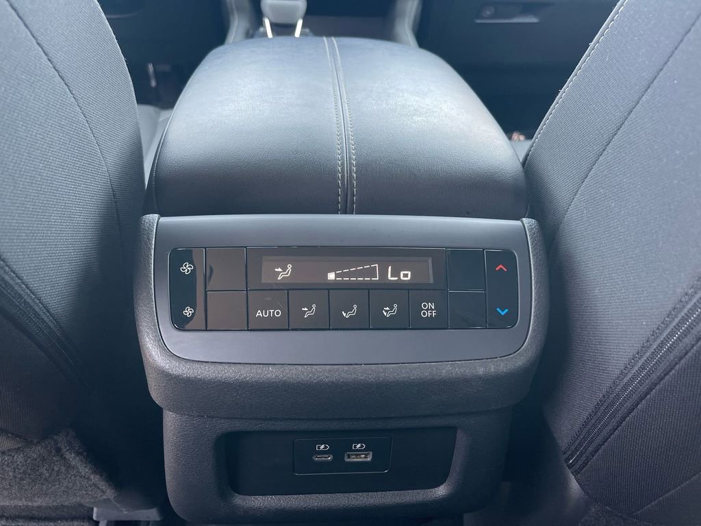 Used 2024 Nissan Pathfinder SV image 12