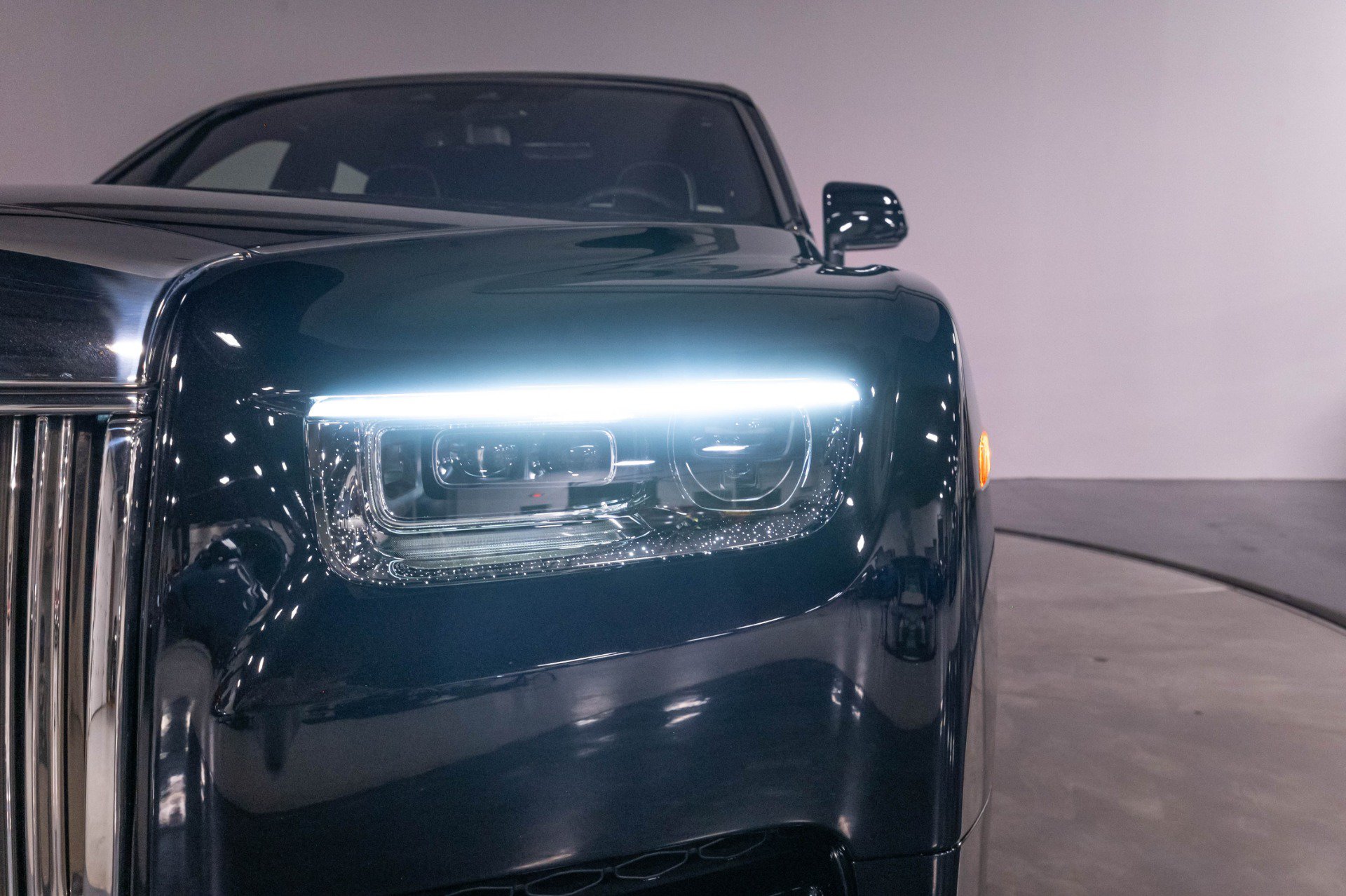 Used 2024 Rolls-Royce Phantom Sedan w/ The Phantom Package RWD image 61