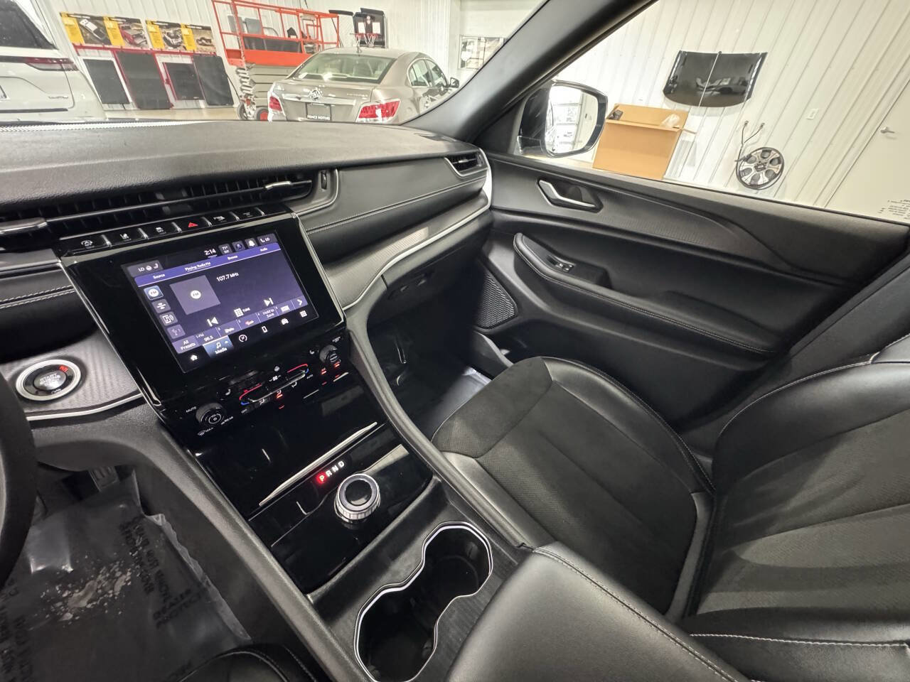 Used 2024 Jeep Grand Cherokee L Laredo image 23