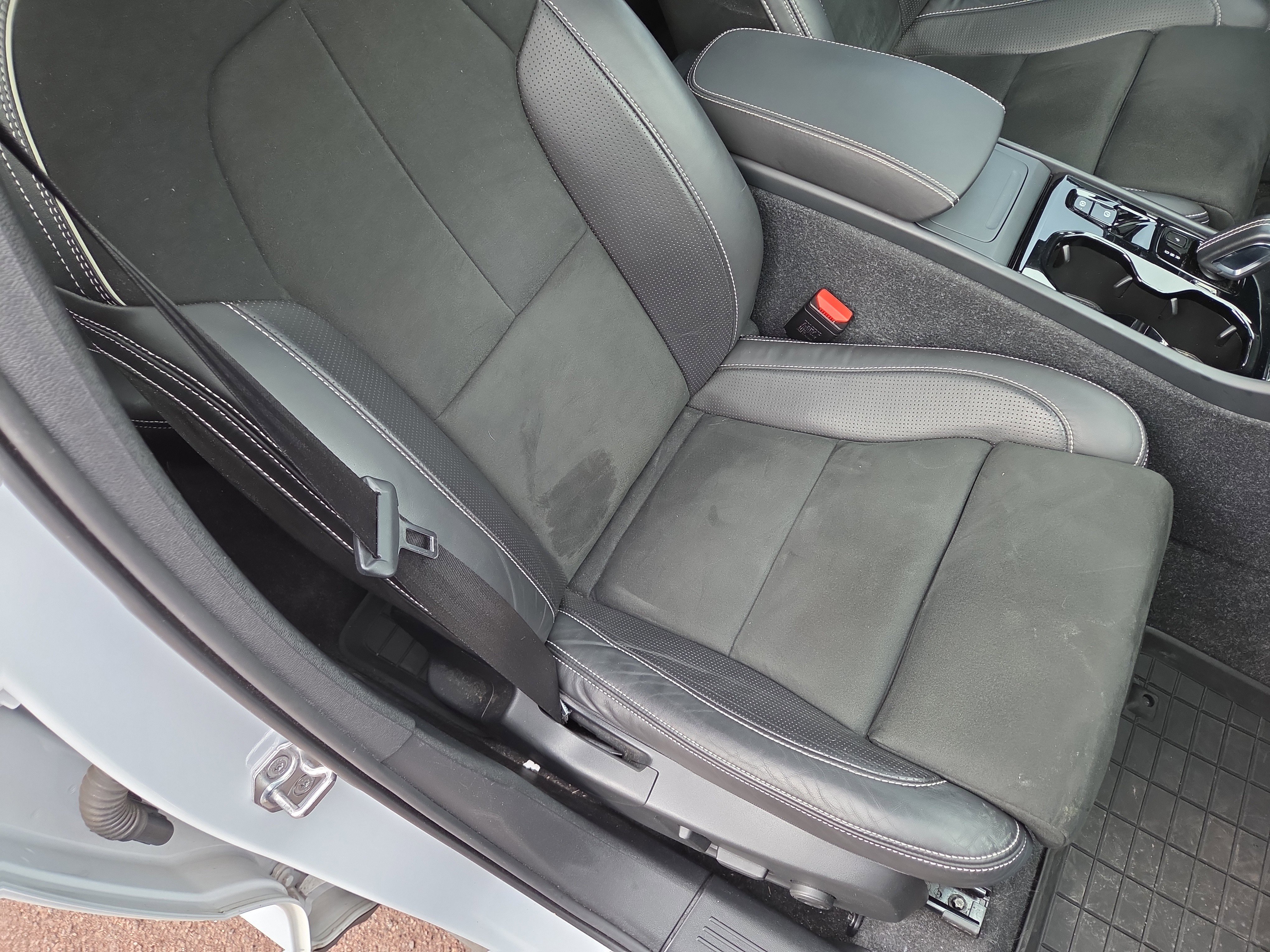 Used 2021 Volvo XC40 T5 R-Design w/ Climate Package image 16