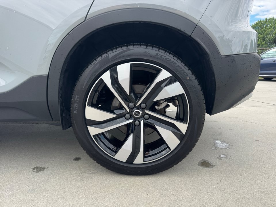 Used 2025 Volvo XC40 B5 Plus AWD/4WD image 22