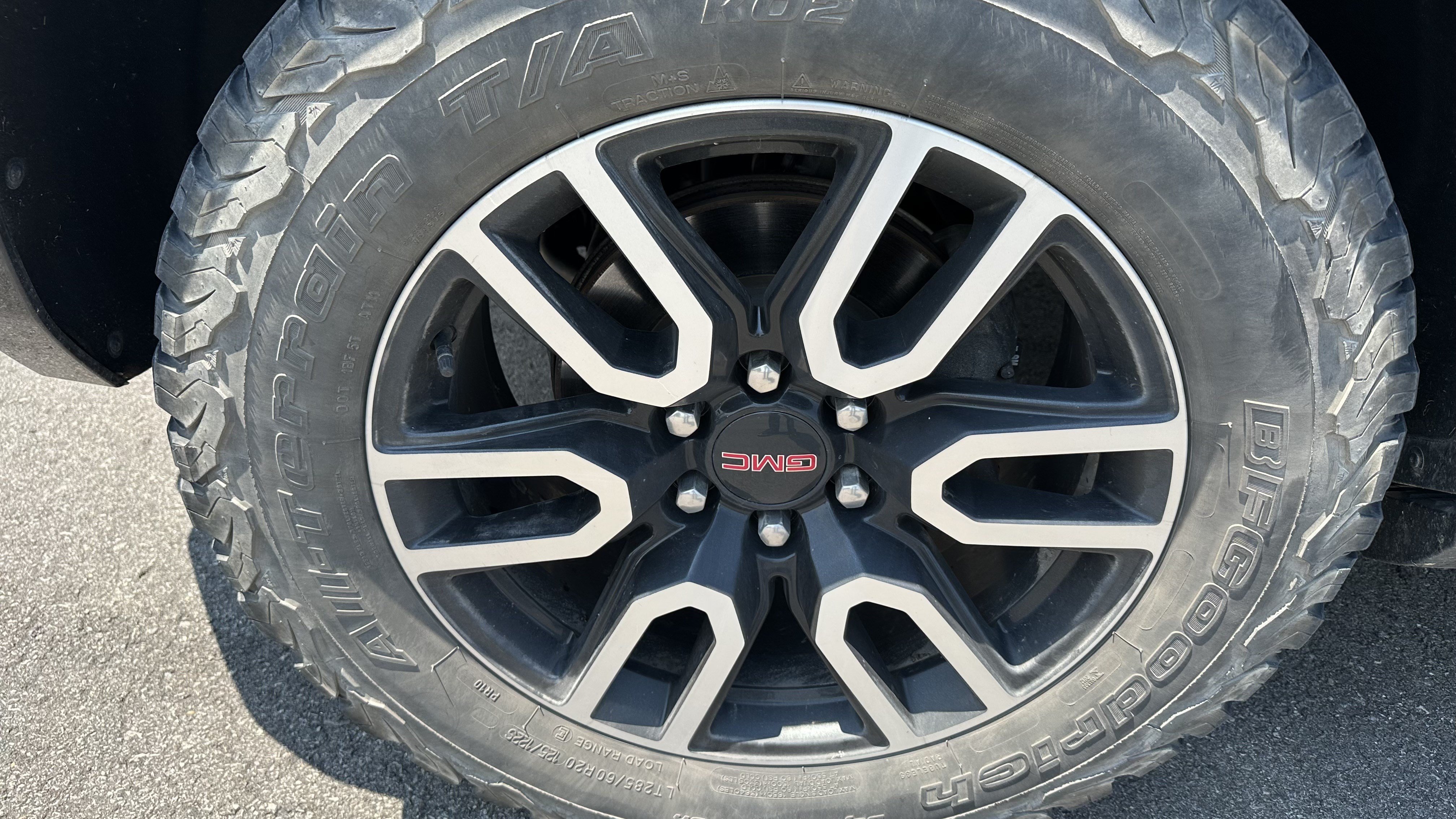 Used 2021 GMC Yukon AT4 w/ AT4 Premium Package AWD/4WD image 12