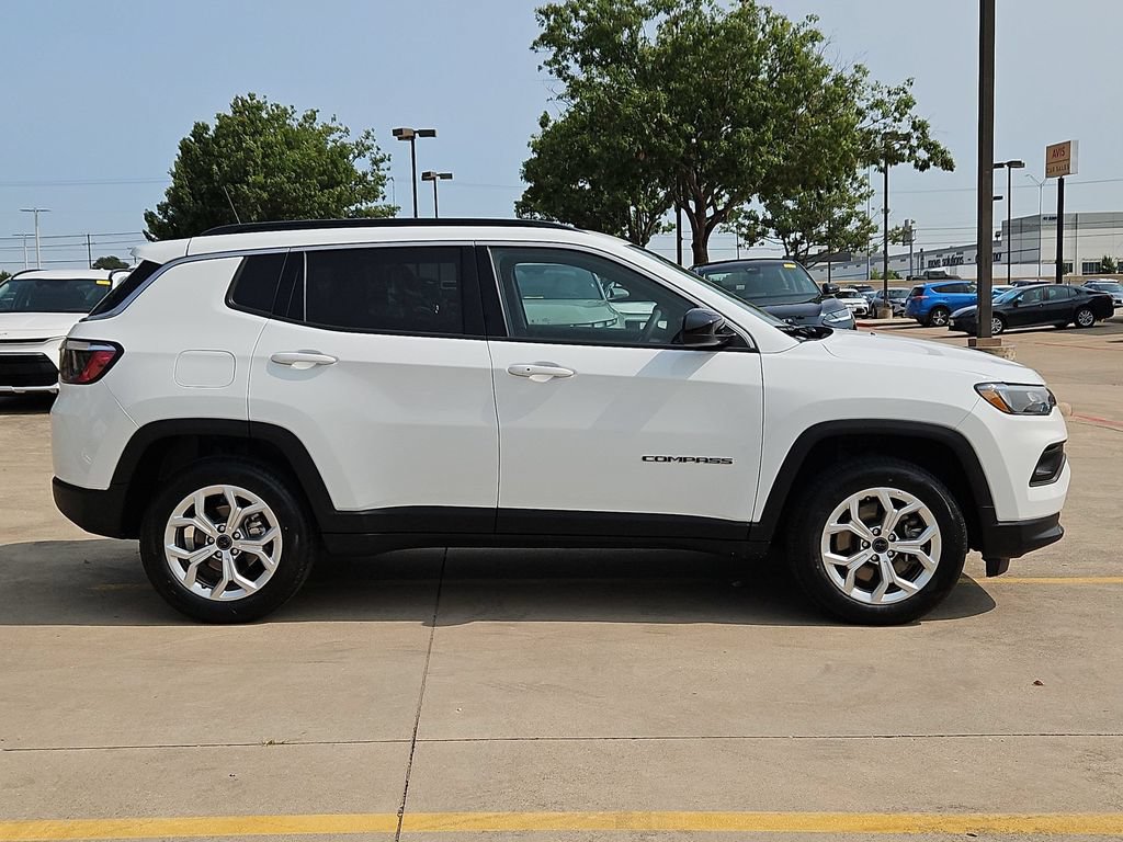 Used 2025 Jeep Compass Latitude w/ Sun & Sound Group AWD/4WD image 4