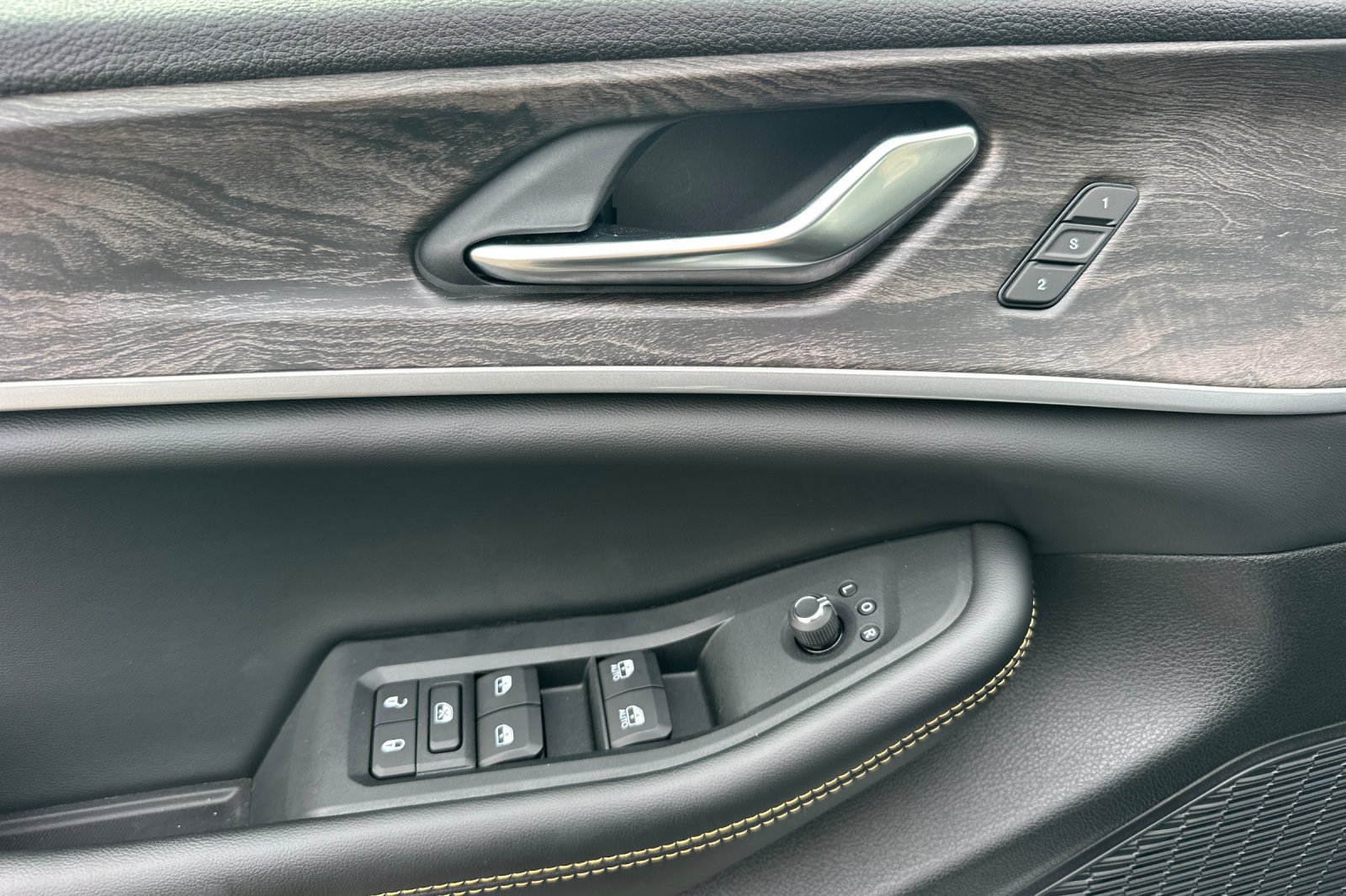 New 2026 Jeep Grand Cherokee L Limited AWD/4WD image 10