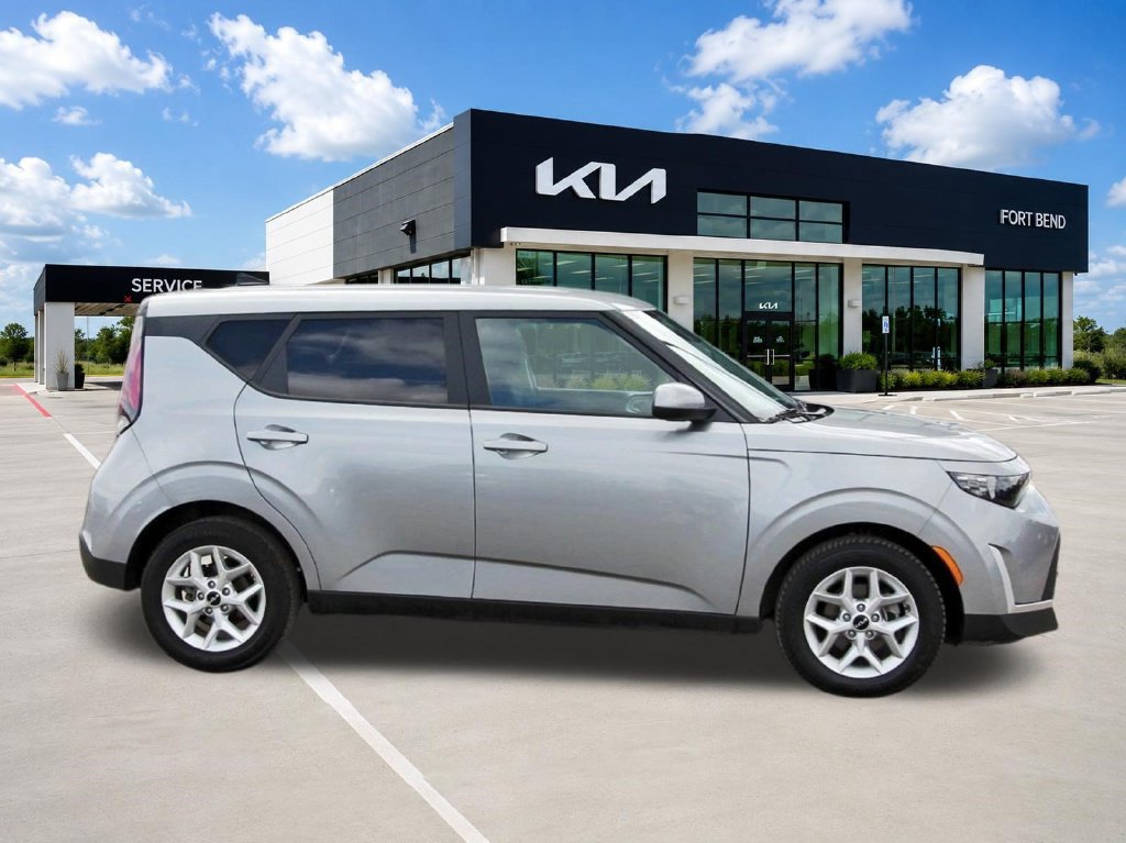 Used 2025 Kia Soul LX w/ LX Technology Package FWD image 4