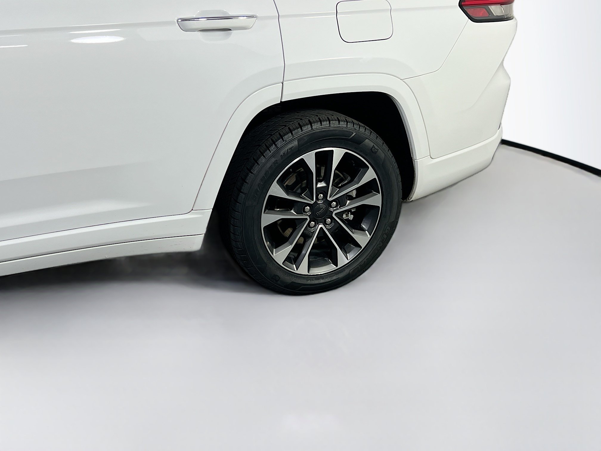 Used 2023 Jeep Grand Cherokee L Overland w/ Luxury Tech Group IV AWD/4WD image 32