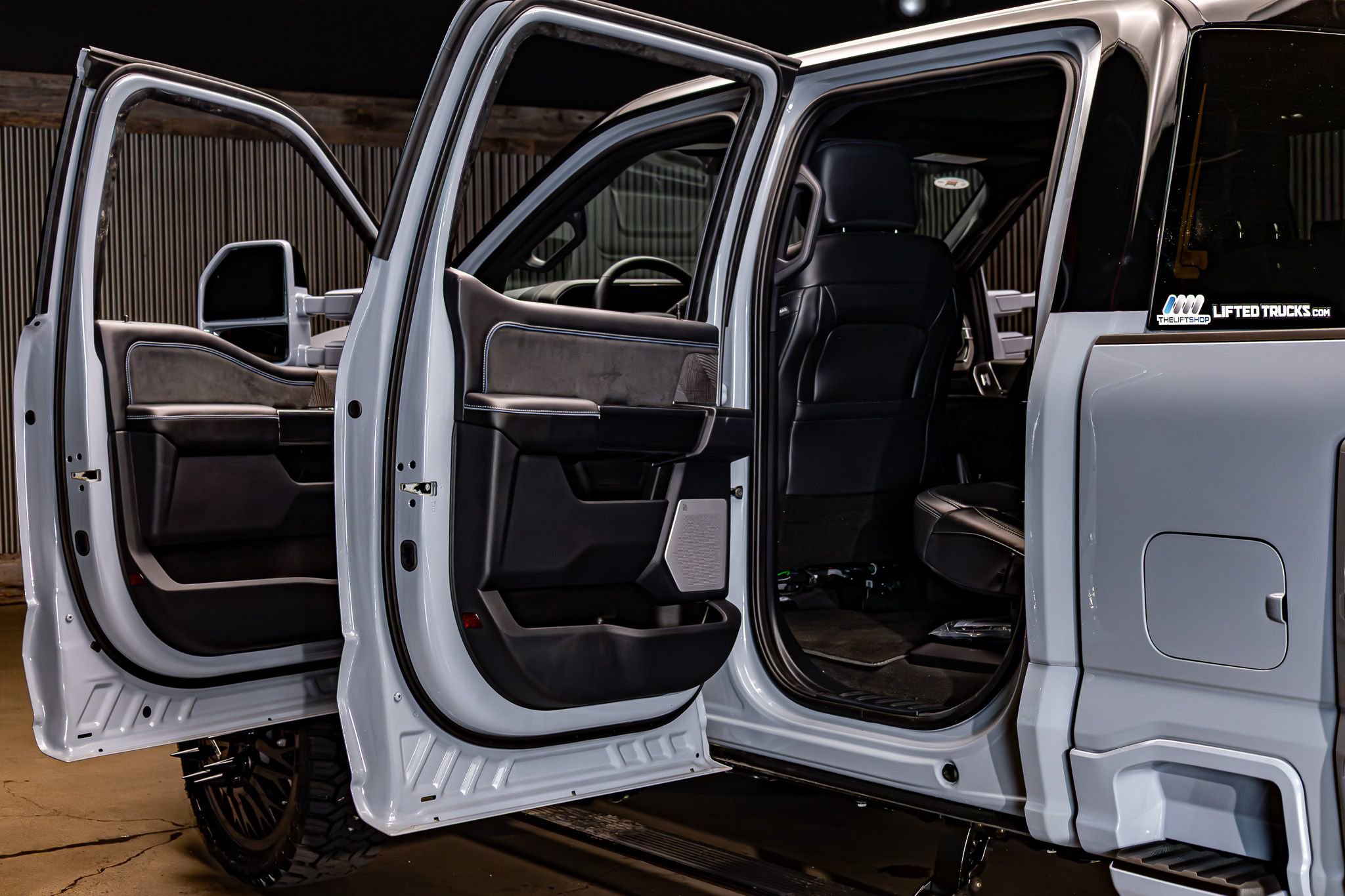 Used 2025 Ford F450 Platinum w/ FX4 Off-Road Package image 30