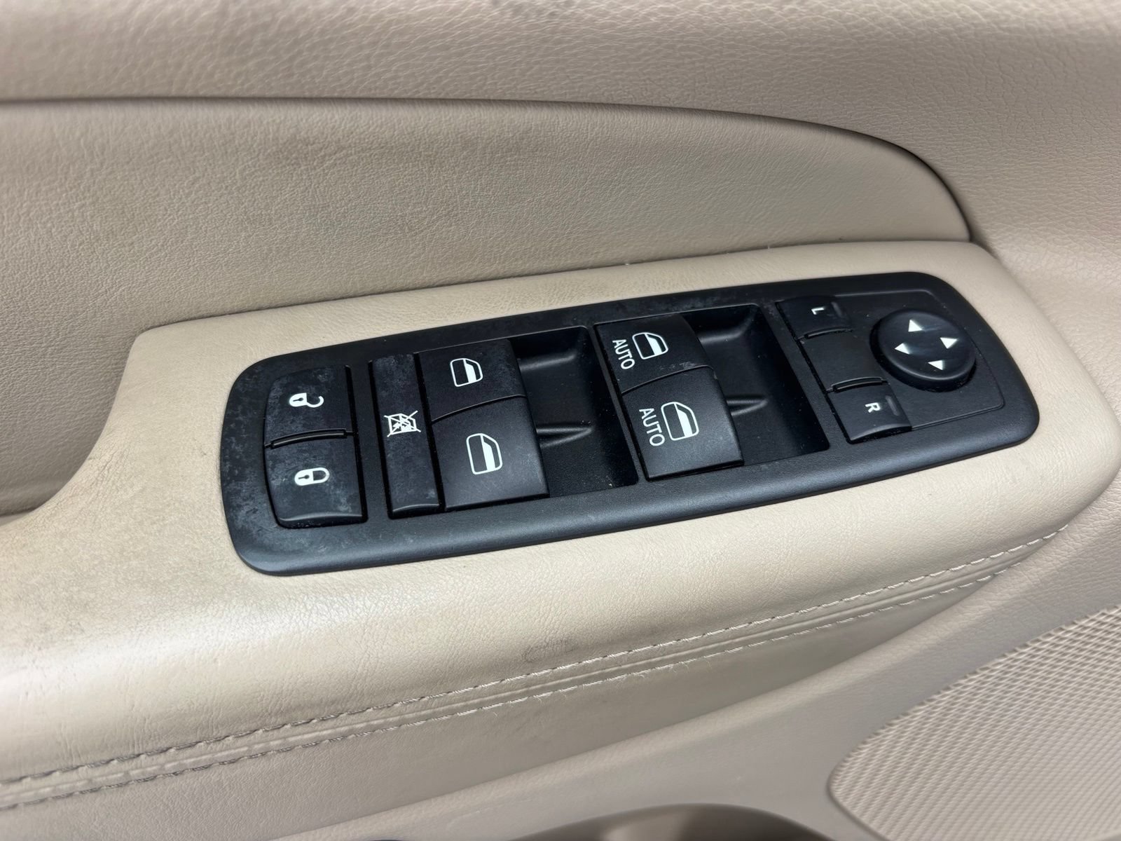 Used 2013 Jeep Grand Cherokee Overland w/ Advance Technology Group AWD/4WD image 13