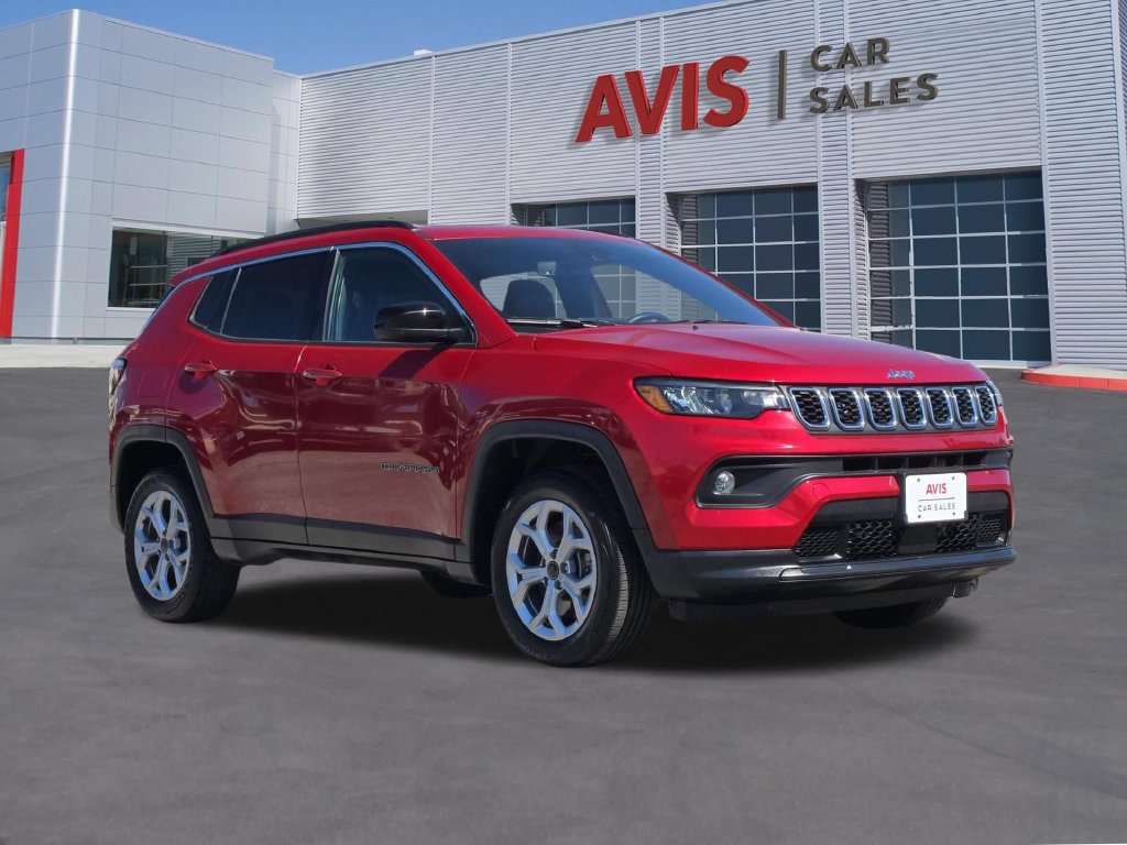 Used 2025 Jeep Compass Latitude w/ Sun & Sound Group AWD/4WD image 3