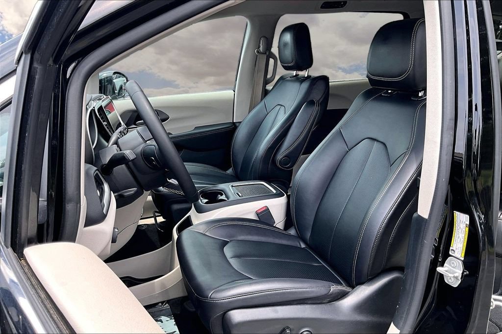 Used 2024 Chrysler Pacifica Touring-L FWD image 21
