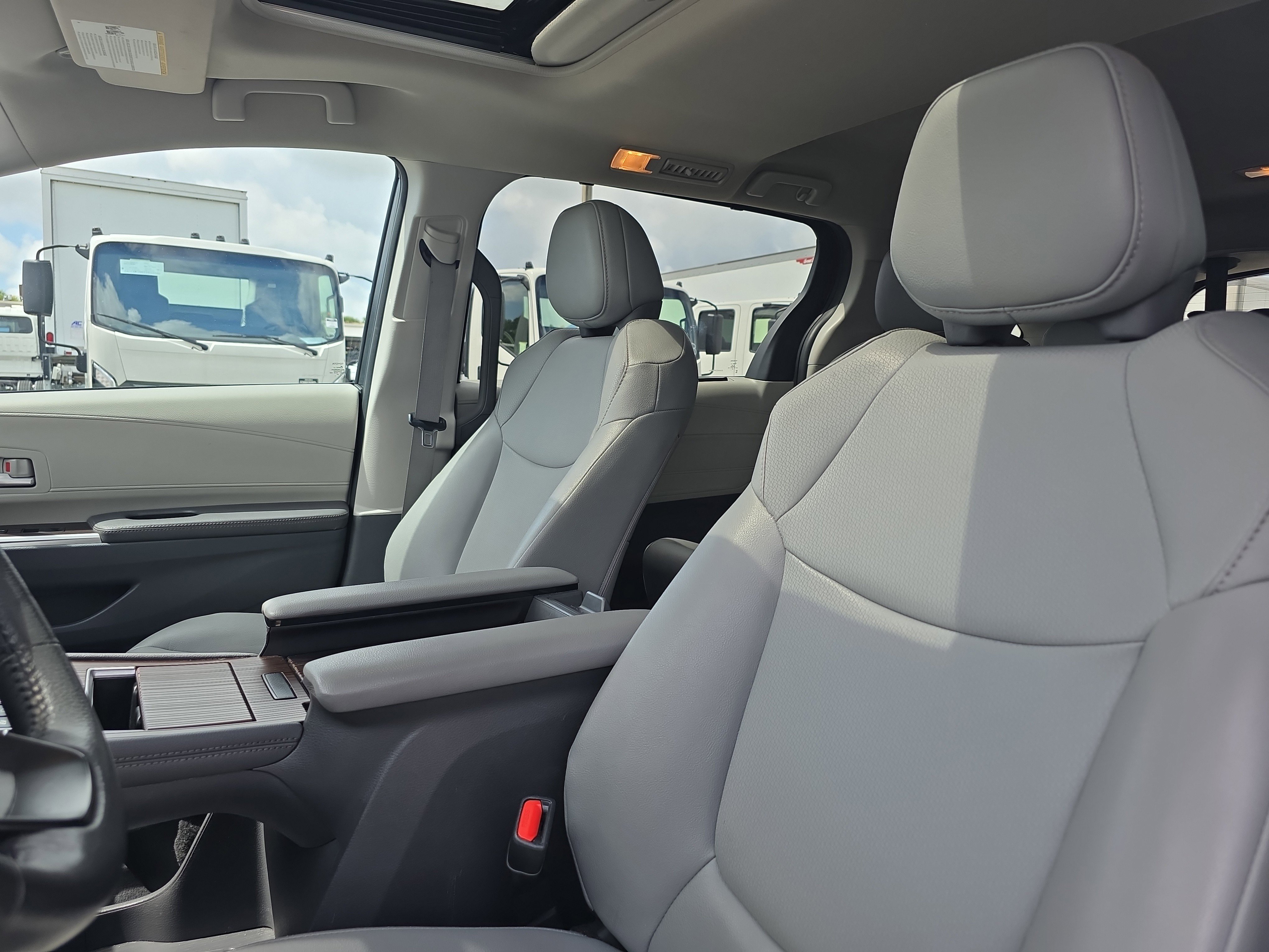 Used 2024 Toyota Sienna XLE FWD image 23