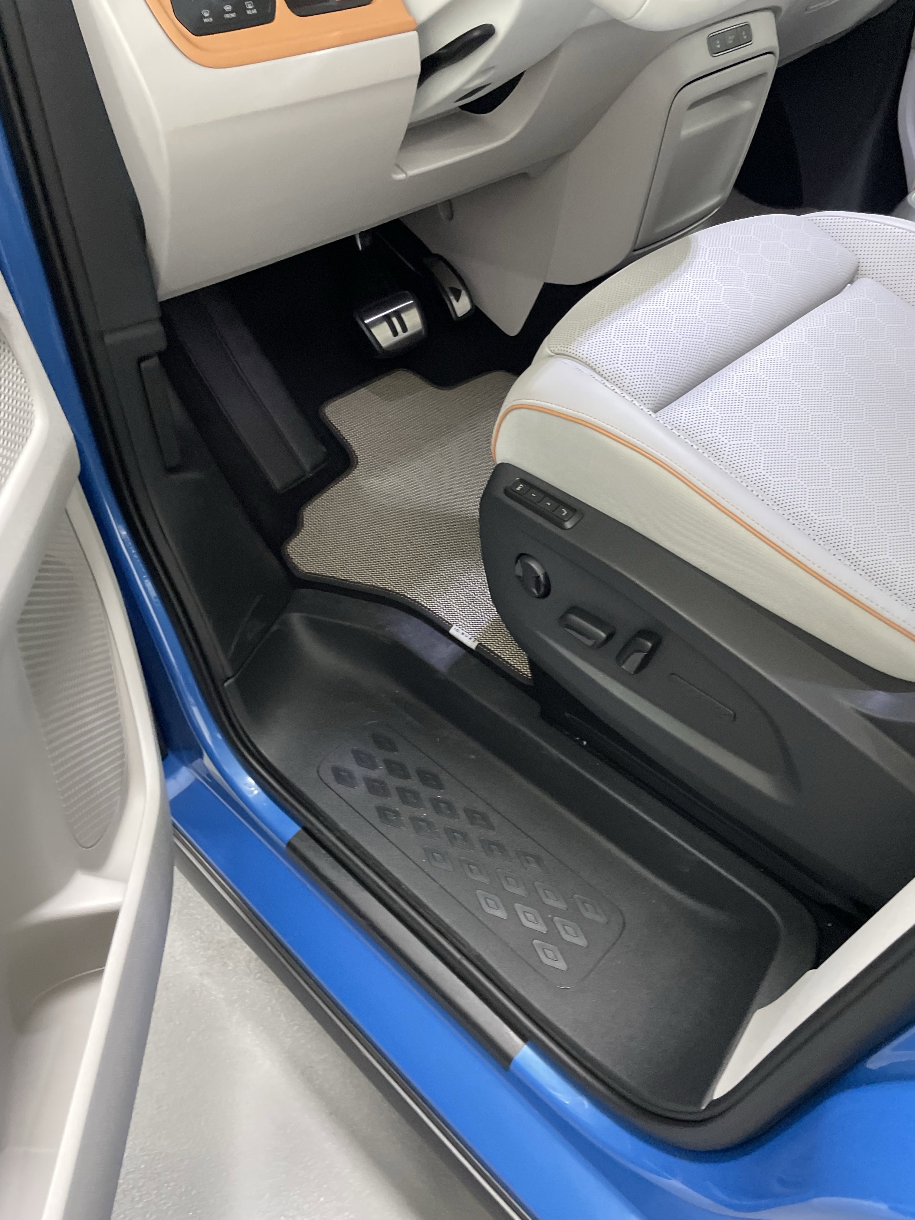 New 2025 Volkswagen ID. Buzz Pro S Plus image 6