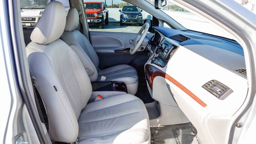 Used 2014 Toyota Sienna L image 18