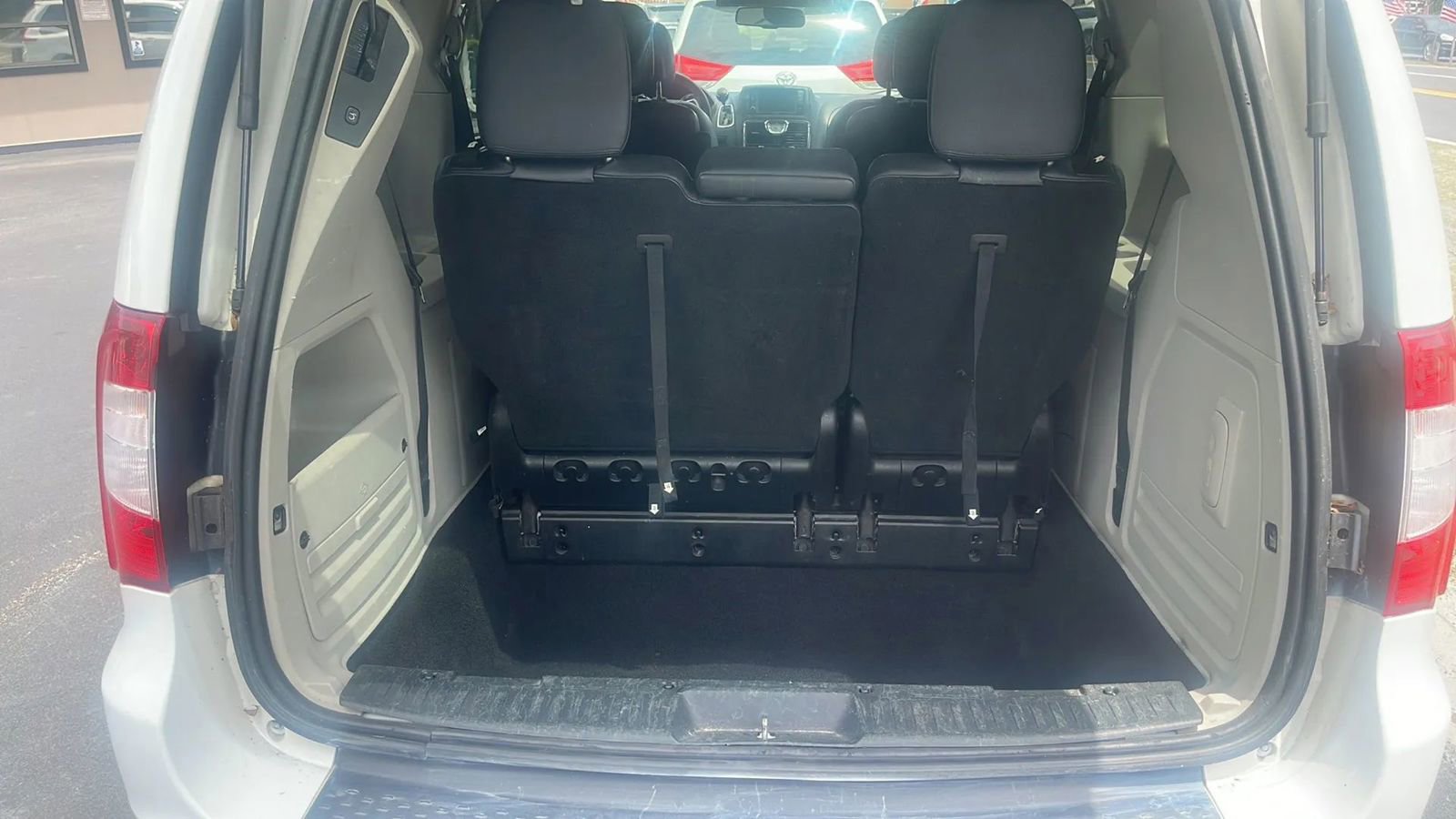 Used 2013 Chrysler Town & Country Touring FWD image 10