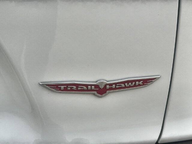 Used 2021 Jeep Cherokee Trailhawk AWD/4WD image 31