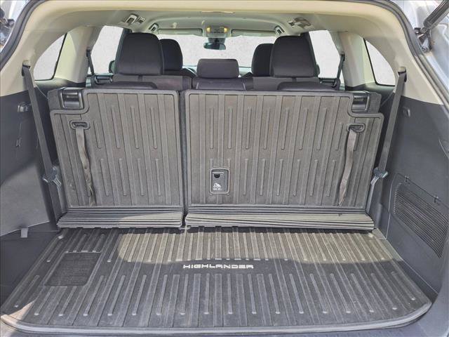 Used 2021 Toyota Highlander LE AWD/4WD image 6