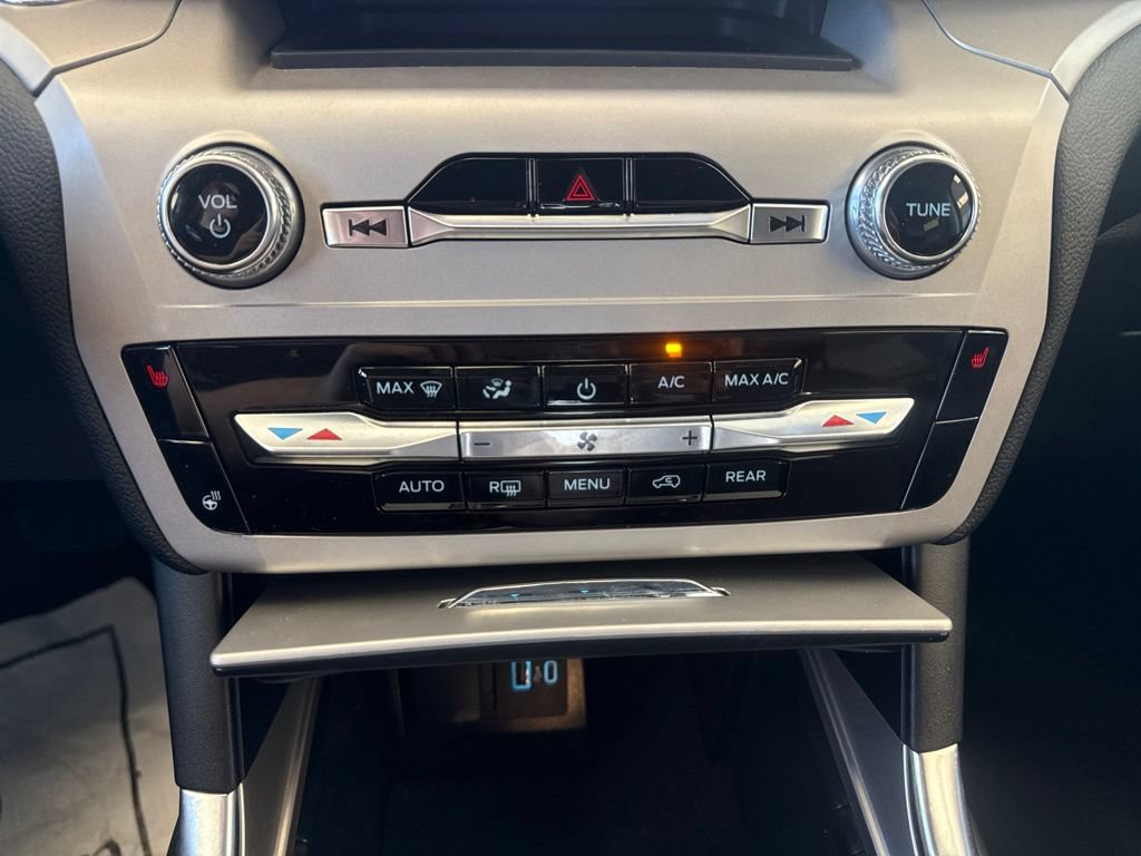 Used 2024 Ford Explorer XLT w/ Equipment Group 202A AWD/4WD image 21