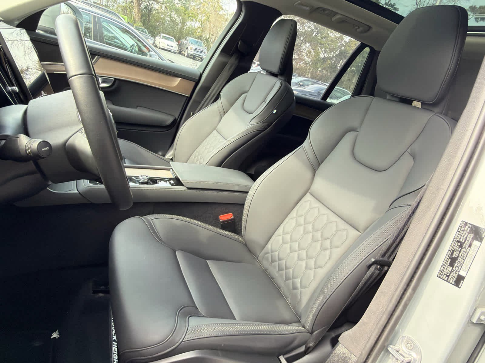 Certified 2025 Volvo XC90 B6 Plus image 60