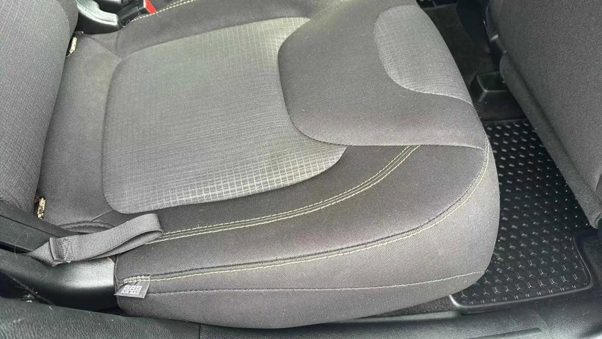 Used 2017 Jeep Cherokee Latitude w/ Comfort/Convenience Group image 18